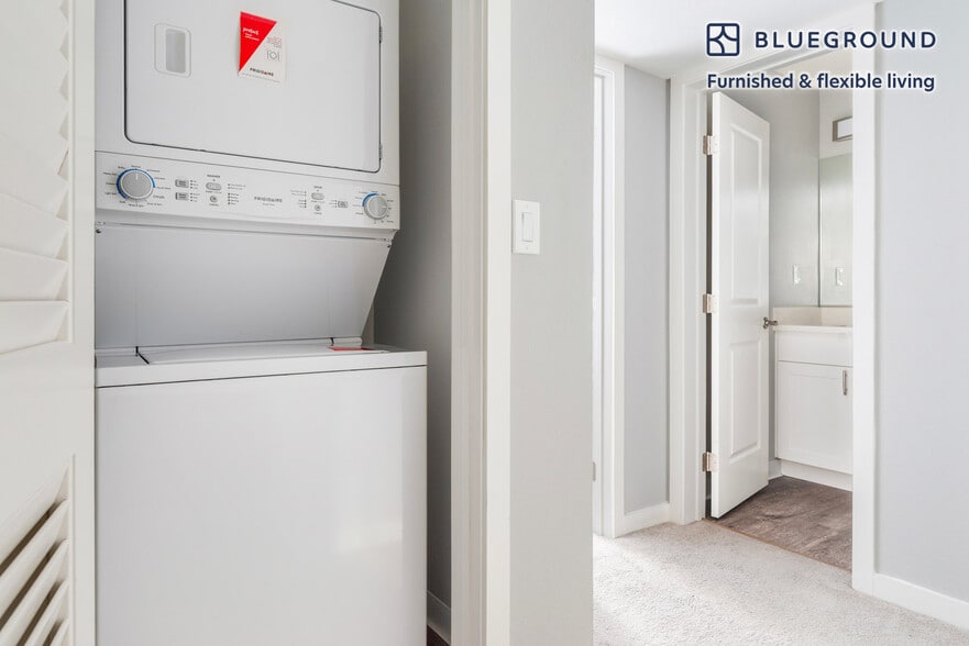 Building Photo - 2721 Midtown Ct