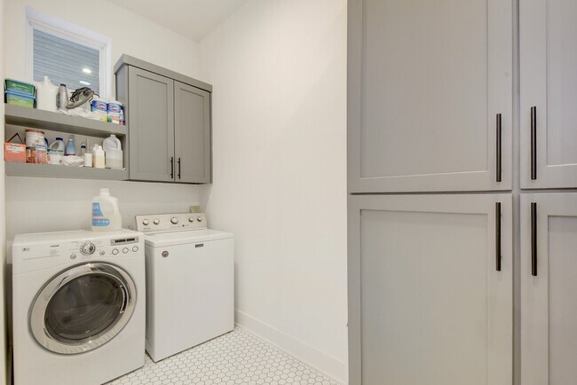Building Photo - 1411 Cometa St