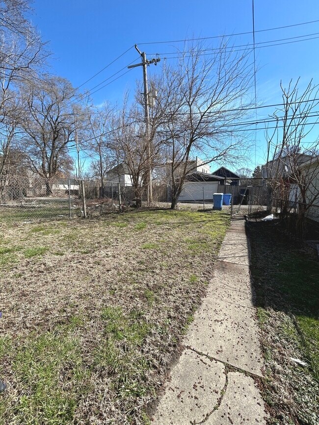 Building Photo - 11833 S Perry Ave