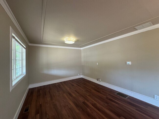 Building Photo - Very Nice 2 bedroom Point Defiance Cottage!