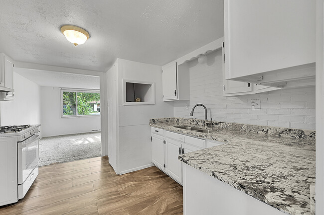 Building Photo - 708 S Roosevelt Ave