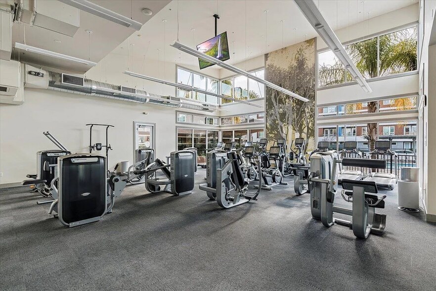 Building Photo - 5925 Charlotte Dr