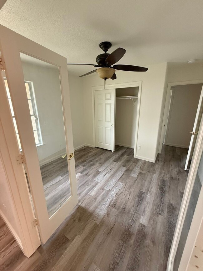 Building Photo - Charming 3 bedroom 2 bathroom home located in Corcoran