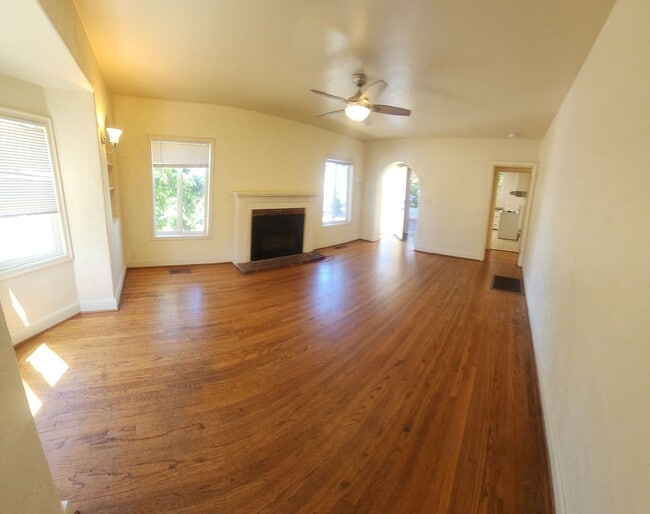 Building Photo - 7 Bedroom 3 bath home close to POLY!!!!