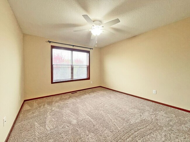 Building Photo - Spectacular SPACIOUS 3 Bedroom Plus Giant ...
