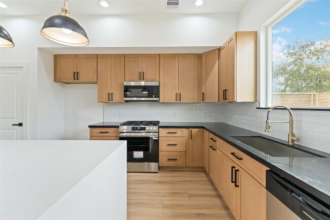 Building Photo - 8044 Sunbury St