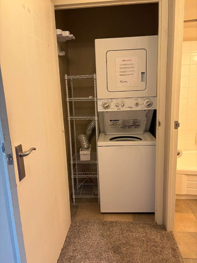 Building Photo - 1 bedroom Utilities Included - Downtown Citywalk