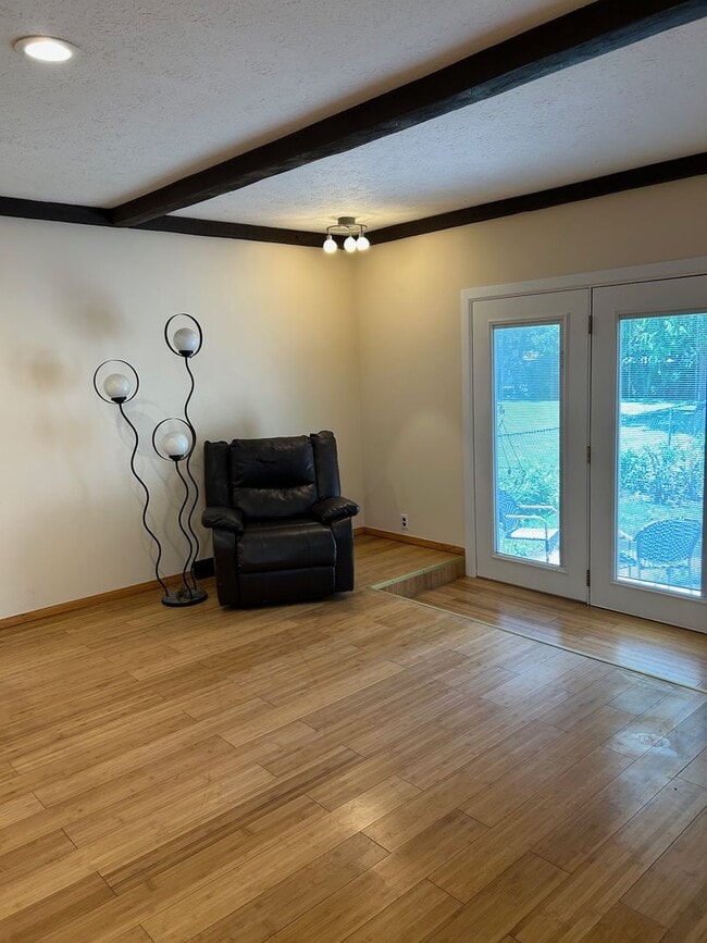 Building Photo - 3 Bedrooms One Floor Ranch House with 2 car attached garage in Lyndhurst