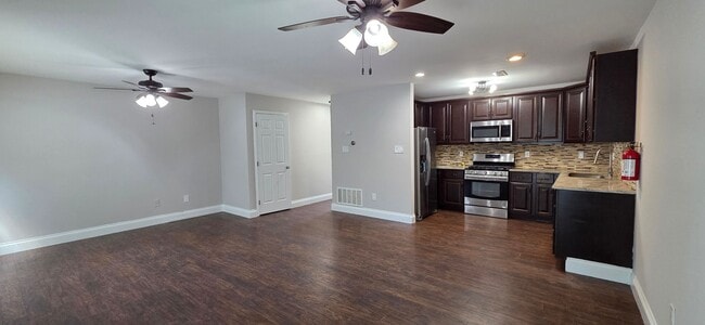 Building Photo - Charming 3-Bed Townhome in Sought-After Si...