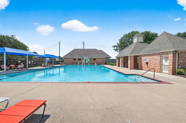 Building Photo - 17162 Summer Hollow Dr