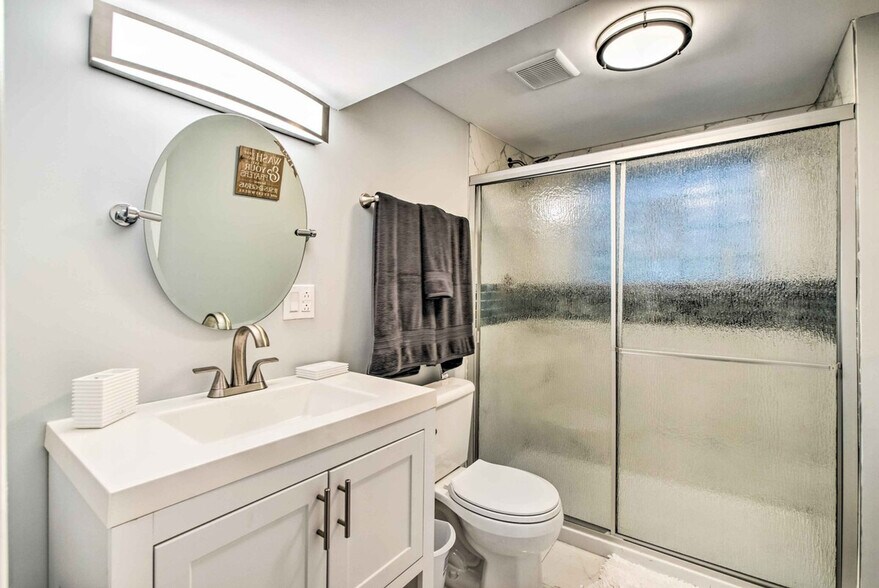 Building Photo - 7931 S Eberhart Ave