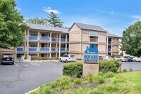 Building Photo - 2 Bedroom, 2 Full Bathroom Condo in a Gated Keowee Key Community