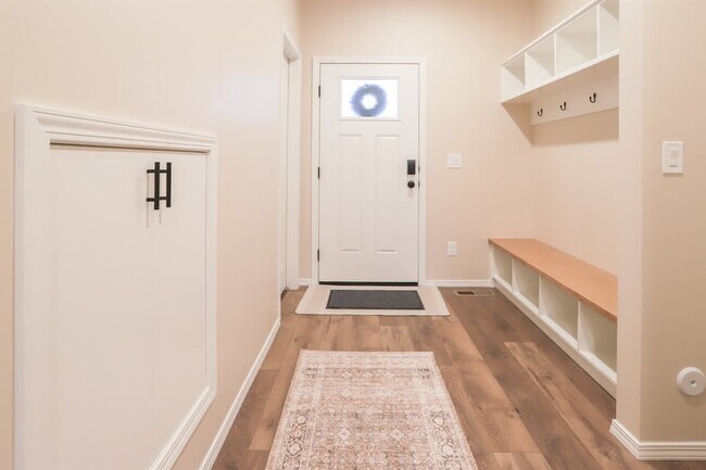 Building Photo - 717 E Elgin St