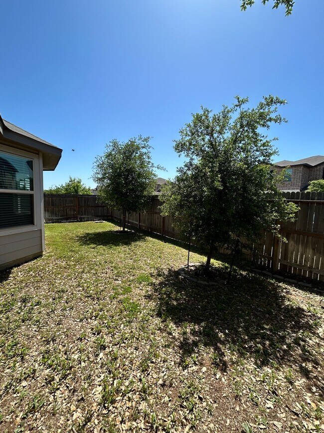 Building Photo - Contemporary 4-bedroom, 3-bathroom