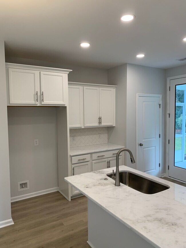 Building Photo - Modern Living in Windsor Hill