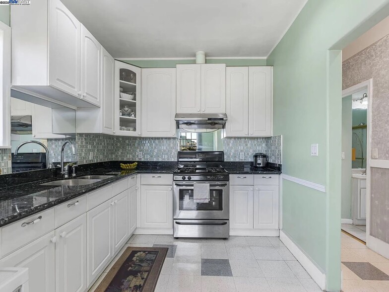 Building Photo - 473 Newton Ave