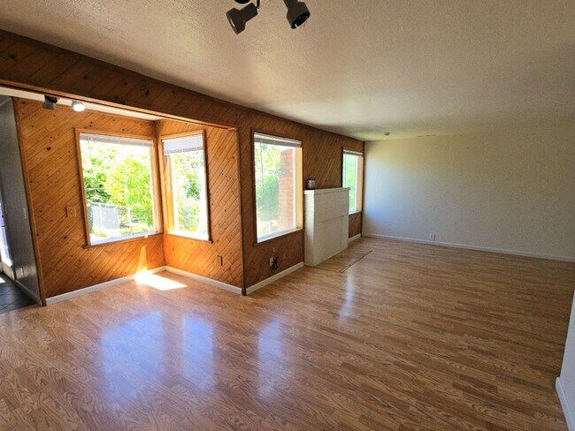 Building Photo - 4BD/2BA Eureka home close to schools, medical services