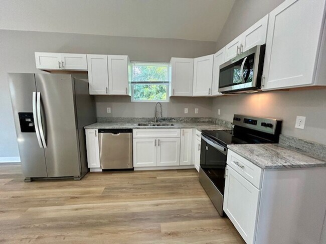 Building Photo - Charming 3-Bedroom 2 Bathroom Duplex in th...