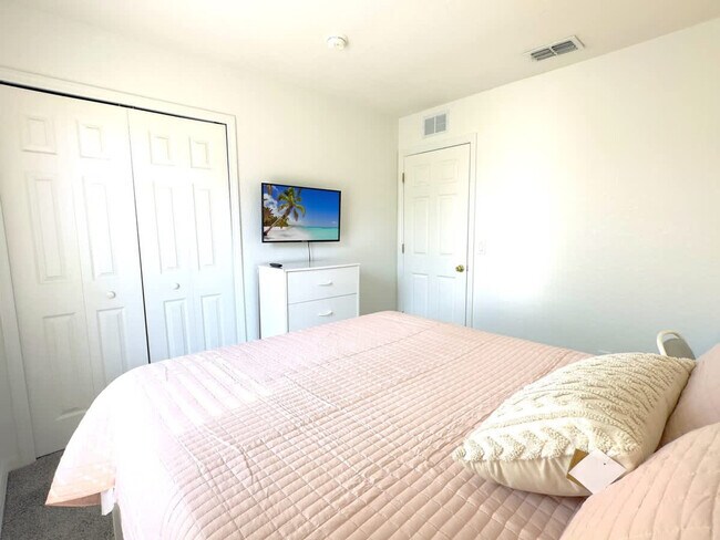 Building Photo - 1042 Calabria Ave