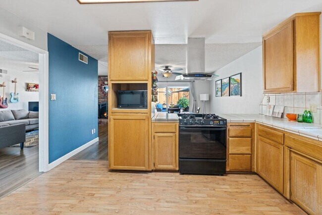 Building Photo - Larchmont Riviera Cottage 4/2