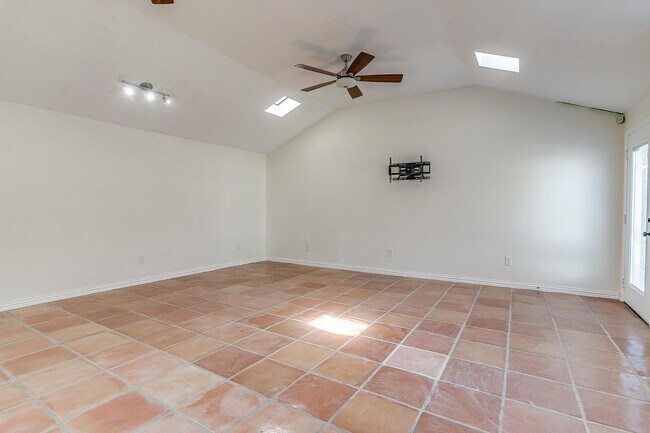 Building Photo - Adorable 1/1 Studio Apartment in Arlington...
