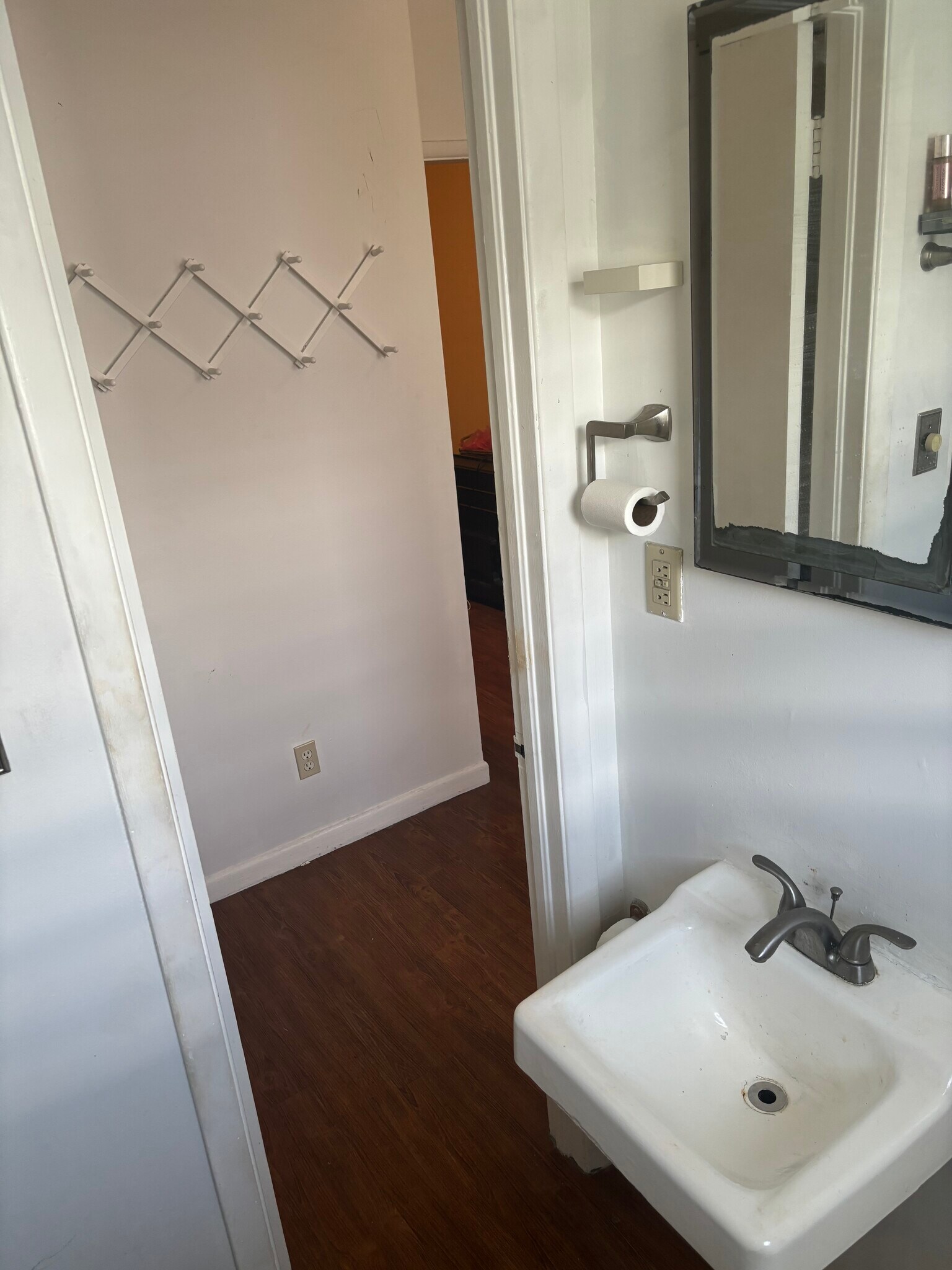 Building Photo - 825 Eaton St