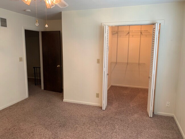 Building Photo - 6924 N Flamingo Ct