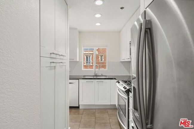 Building Photo - 585 N Rossmore Ave