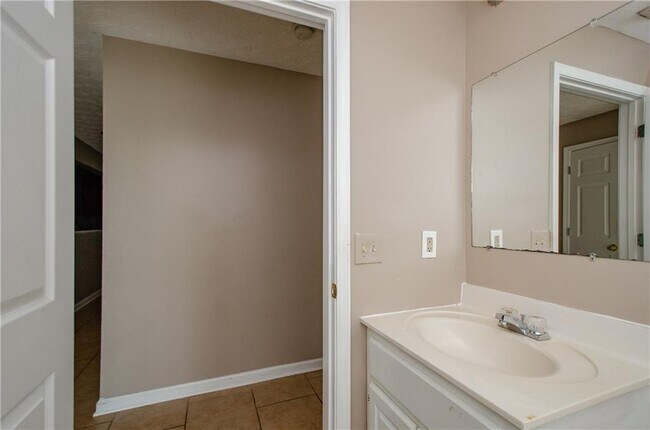 Building Photo - 10104 Fairington Ridge Cir