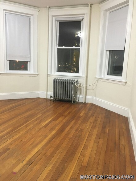 Building Photo - 235 Park Dr