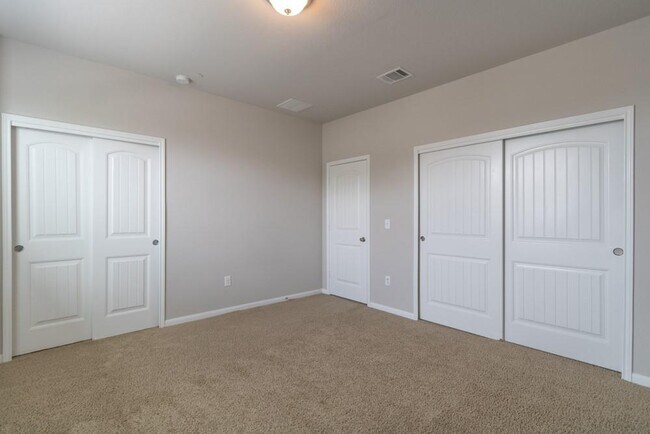 Building Photo - 2880 Donnell Dr