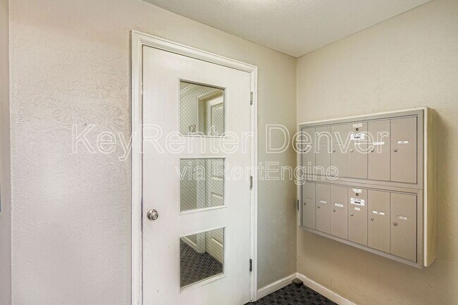 Building Photo - 1327 Steele St