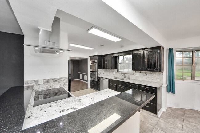 Building Photo - 5001 Glenhaven Dr