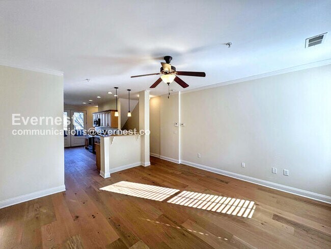 Building Photo - 2 Bed/4 Bath Condo with Detached Garage / Pet-Friendly / Available Now!