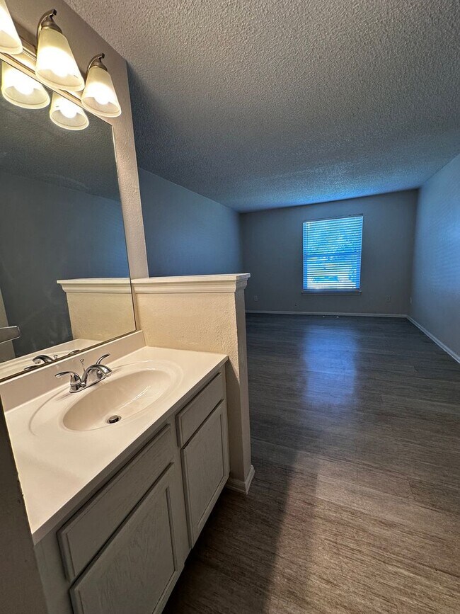 Building Photo - Spacious Updated Ranch Style Condo