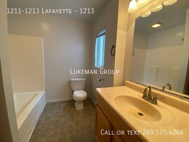 Building Photo - 1213 Lafayette - 3 Bed/1 Bath Unit Near WMU