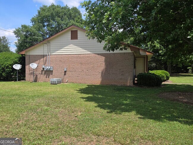Building Photo - 8437 Pineland Dr