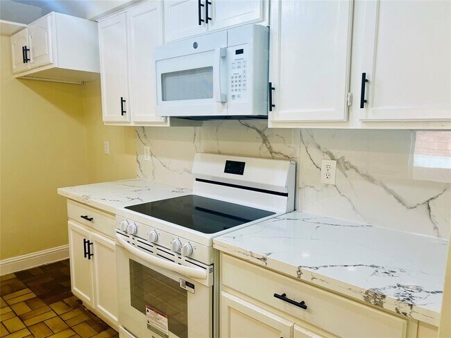 Building Photo - 8814 Beau Monde Dr