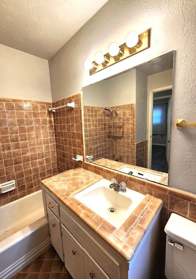 Building Photo - 3 Bed 1.5 Bath 1 Car Garage in the Henders...