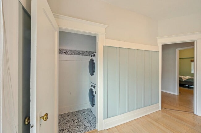 Building Photo - 6900 Thornhill Dr