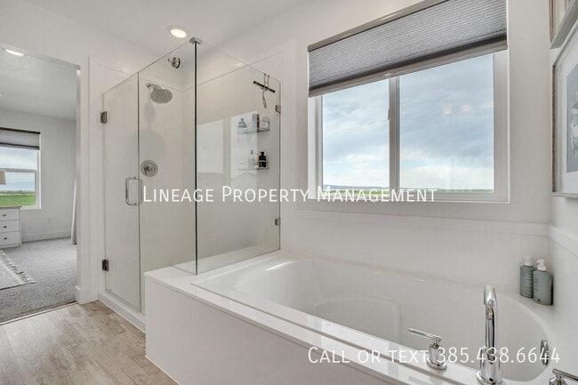 Building Photo - 3056 S Shoreline Dr