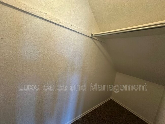 Building Photo - 1427 SW 23rd St