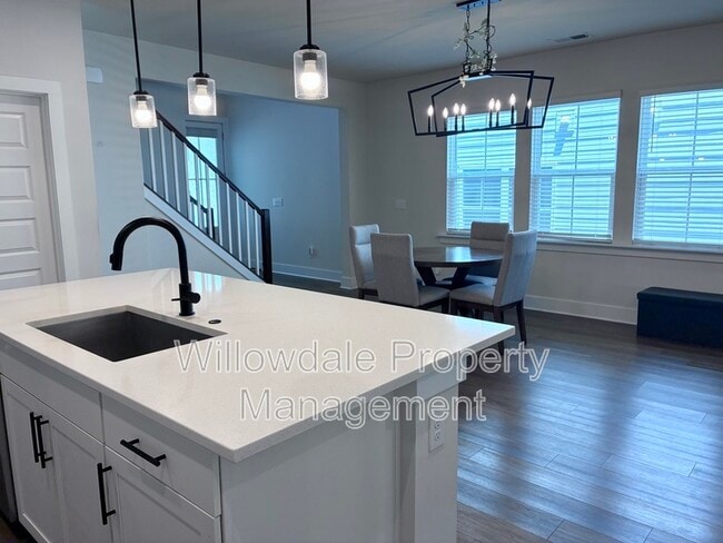 Building Photo - 2033 Florine Dr