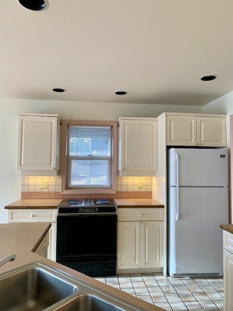 kitchen west wall - 1548 Panorama Dr