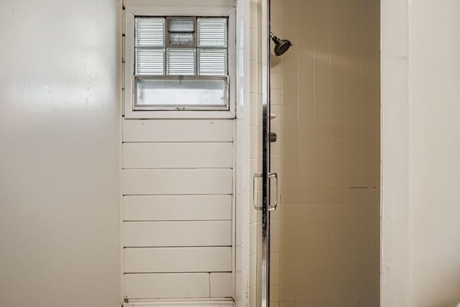 Building Photo - Charming Ranch Home with Spacious Yard and...