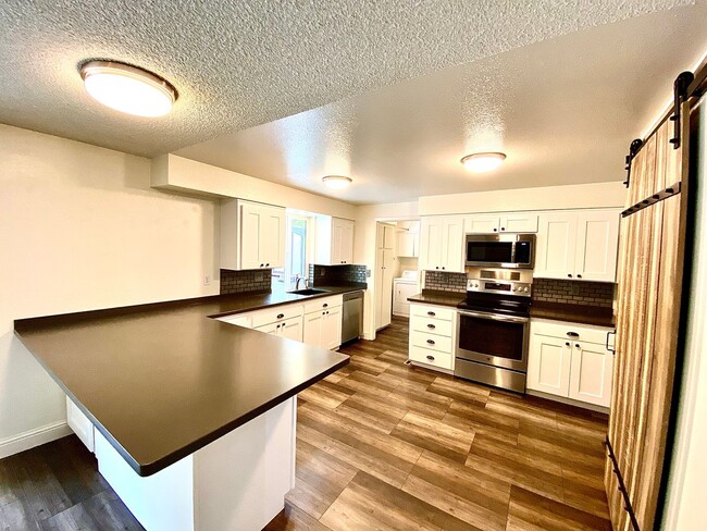 Building Photo - Lovely Highlands Home w/a View Available 7...