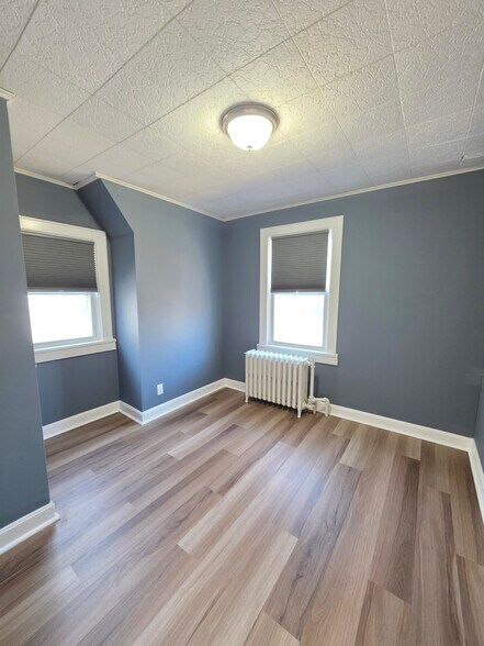 Building Photo - 1906 Burdett Ave