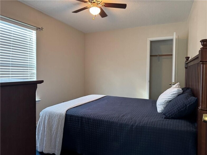 Building Photo - 207 E Maple Ave