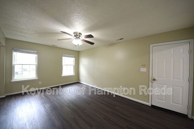 Building Photo - 192 S Hall Way