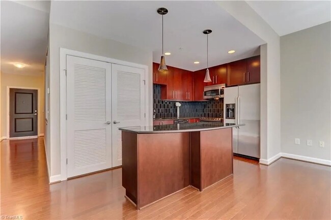 Building Photo - High-Rise Luxury 2 bedroom 2 bathroom cond...